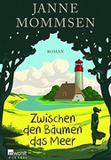 Zwischen den Bäumen das Meer